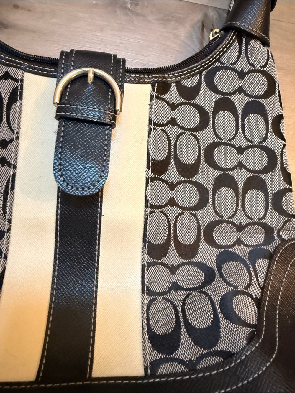 Early 2000’s Coach emblem bag - Picture 2 of 9